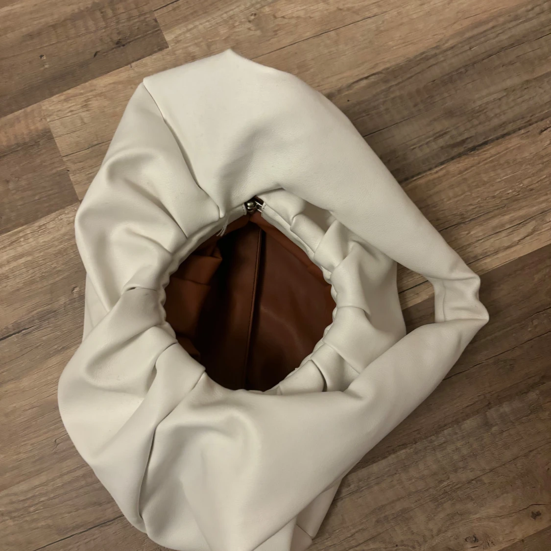 Vit axelväska i syntetmaterial - 90