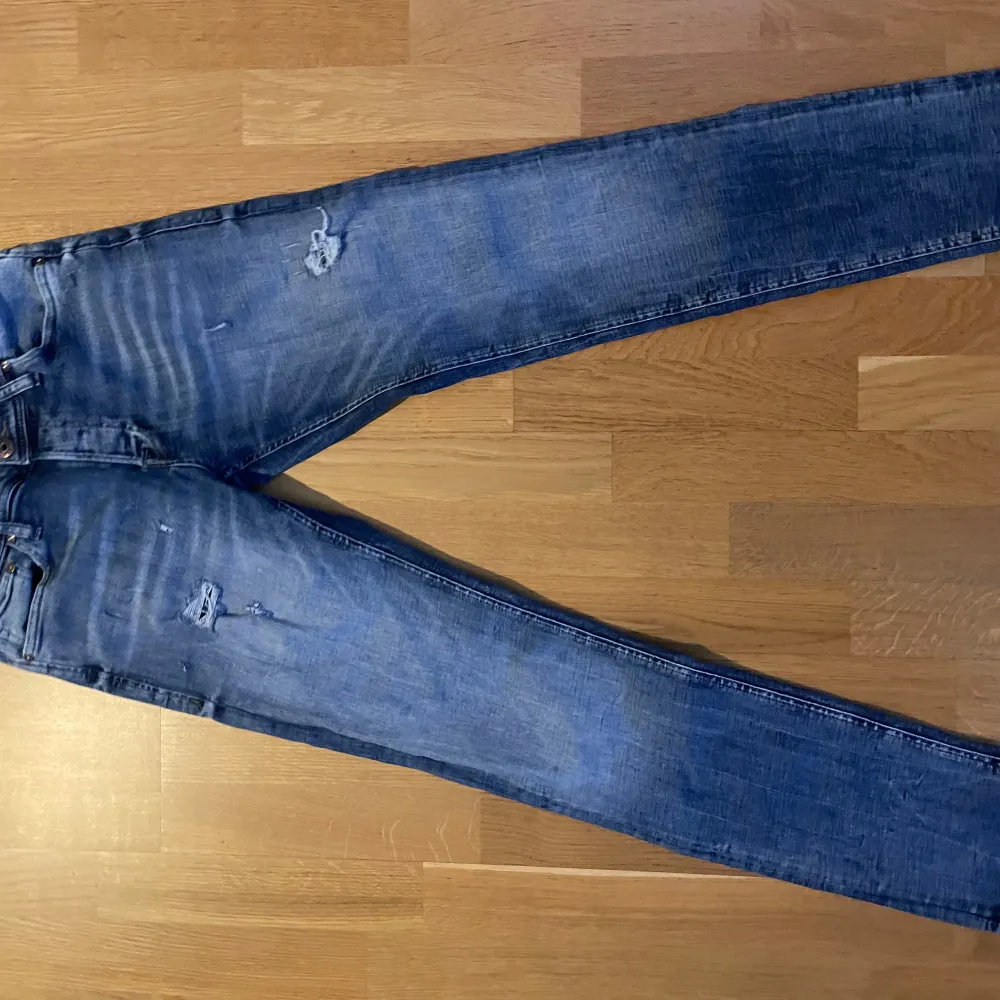 Jack and Jones jeans, snygga slitningar. 31/32. Jeans & Byxor.