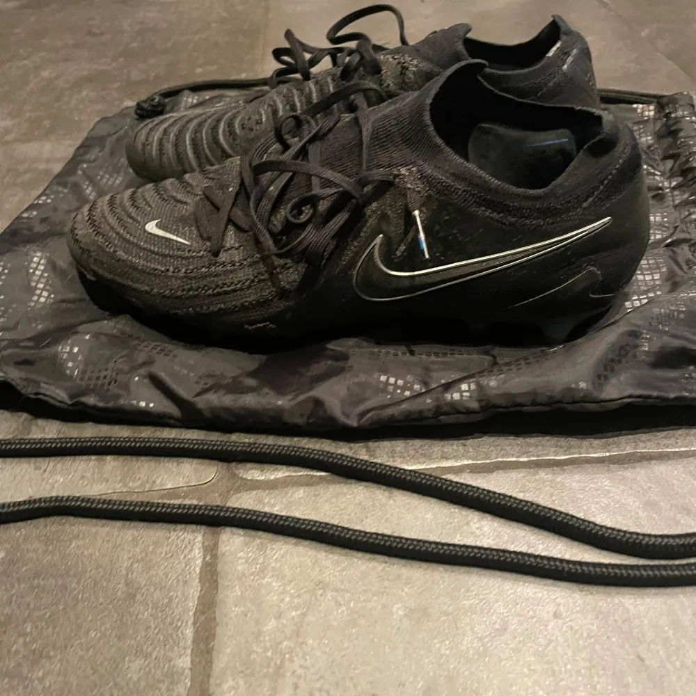 Tjena, säljer ett par Nike Phantom Fotbollskor. Använda några gånger men är utan defekter. Nypris på skorna är 3 149 kr.  Mitt pris 1499 kr. Priset är inte hugget i sten. Skriv för fler frågor/bilder.. Skor.