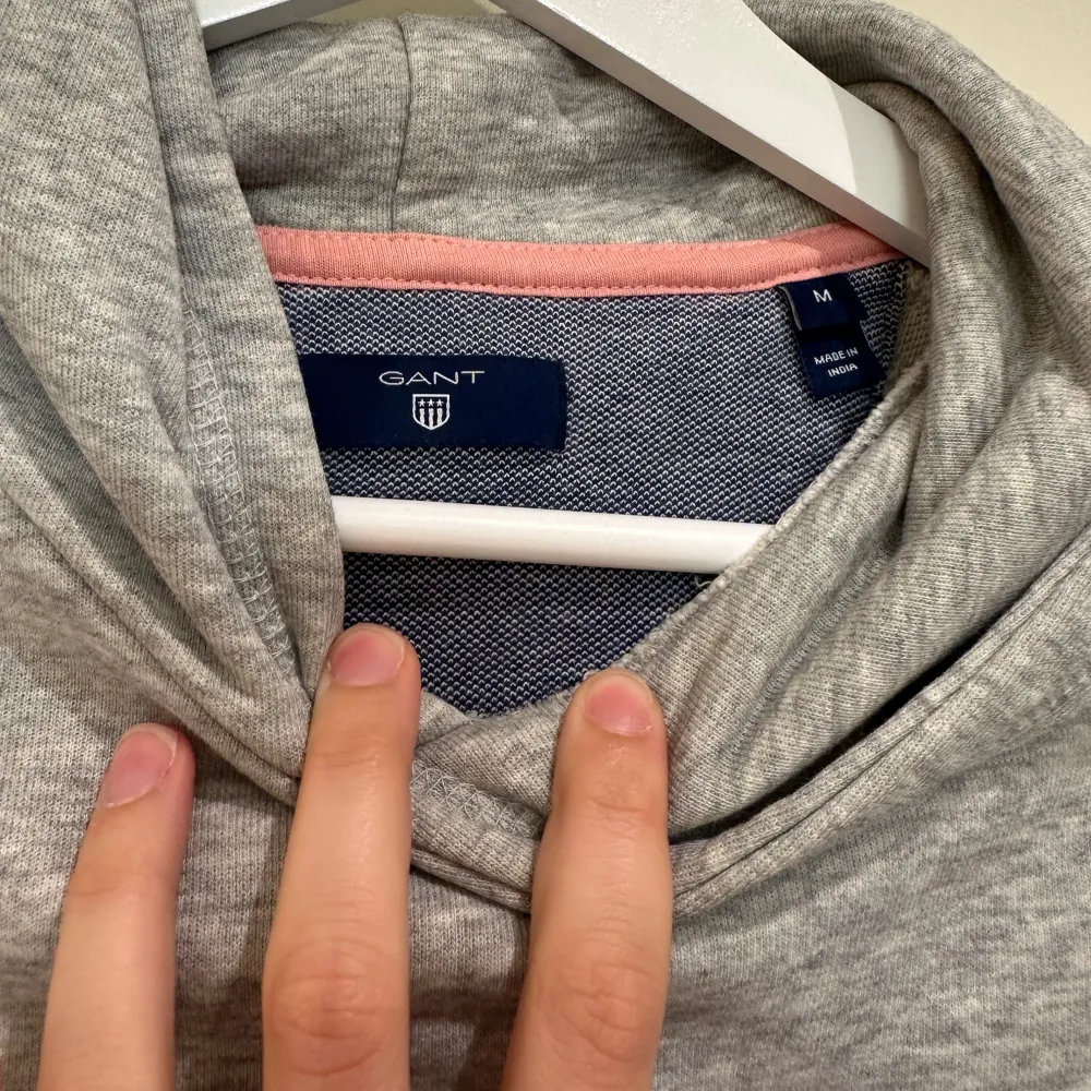 Ny och snygg Gant hoodie med snygga rosa och vita detaljer på armen.  Inga märken på texten, texten är intakt.. Hoodies.