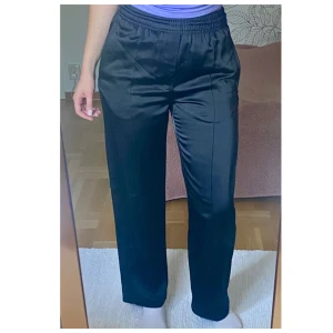 Svarta byxor från Weekday - Svarta byxor från Weekday i storlek S. 🖤Använda ett fåtal gånger! ☺️ De har elastisk midja och dragkedja vid fickorna. Jag är 167cm lång. 