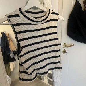 Randig topp  - Super söt topp från Gina tricot som är för kort för min smak. 💓 Hör av dig vid funderingar! 🩷