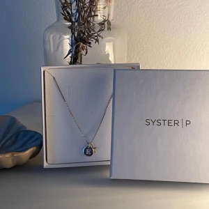 Halsband från Syster P - En konfirmationspresent från släkten men aldrig ens uttagen från lådan och säljer pga att jag är guldtjej! Äkta silver, nypris 699kr💞Skriv om ni har funderingar!☺️