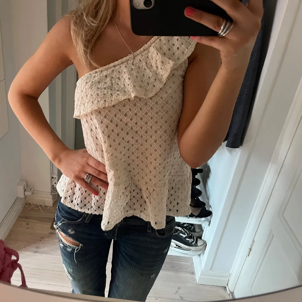 Intressekonflikt på denna super söta one shoulder topp från Mango. Hör av er vid frågor eller flera bilder 💓💓. Toppar.