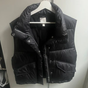 Svart väst - Säljer en jättefin svart väst från H&M. Köpt second hand och knappt använd av mig. Storlek XS men oversized så passar mer s/m skulle jag säga. Jättefin nu till hösten eller till våren!🥰