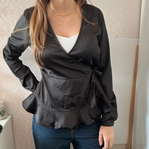 Vero Moda blus - Svart blus från vero Moda i satinmaterial. Storlek S. Omlott topp   Pris kan diskuteras 