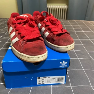 Adidas campus 00s Röda - H03474 🔴 Skick: Bra ✔️ Medföljer: Låda + extra snören 📦 Köpta från: Plick 🟡  Kontakta mig om du har förslag på byte, om du vill ha fler bilder eller om du har några frågor!