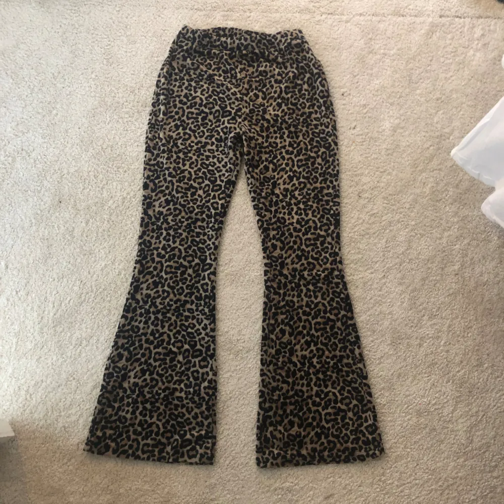 Ett par jättefina leopard byxor som är i bra skick, dom passar på mig som är 1,64. Jeans & Byxor.