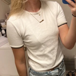 Stickad t-shirt, zara - Snygg off-white/beige T-shirt i stickat material med snygg kant på ärmarna från zara. Bra skick, inga defekter