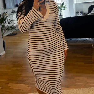 Klänning från Gina tricot  - Använd en gång. Med krage. 