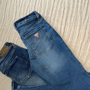 Guess och Replay jeans - Hej! Säljes ett par replay jenas som används 3-5 gånger och därav vill jag ha 250 kr. Guess Jenssen är aldrig använda och det är för små för mig därför säljes de för 450 kr. Köper man båda Jensen kan jag släppa de för 600 tsm.