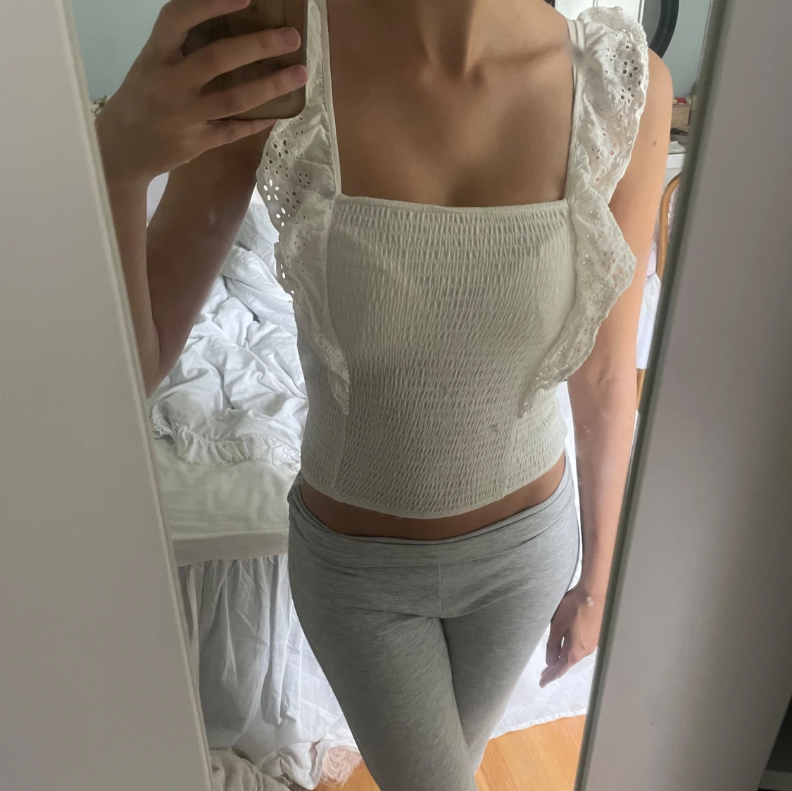 Vit ärmlös topp med spetsdetaljer - 90