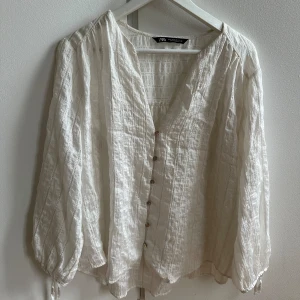 Blus från zara - Säljer denna fina blusen från zara som har silvriga detaljer!💗