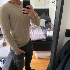 Stickad tröja - Säljer nu min beigea stickadade tröja från Matinique i nyskick som är perfekt nu till hösten. Nypris är 699, mitt pris 349. Hör av dig vid minsta lilla intresse eller funderingar😁