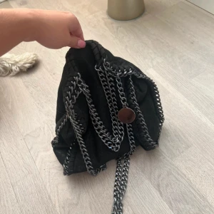 Populär väska  - Fin svart väska, köpt på vinted använd 2 gånger. Pris går att diskuteras!