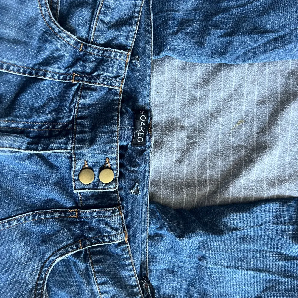 Snygga vintage bootcut jeans är dock lite stora för mig så säljer dom🫶🏼🫶🏼(pris går alltid o diskutera)❤️❤️. Jeans & Byxor.