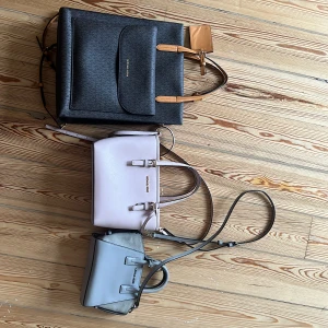 Micael Kors  - Praktisk ryggsäck 900kr Ljusrosa väska 450 kr  Grå väska 500kr 