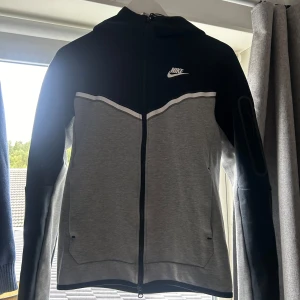 Nike tech fleece trackauit  - tröja i storlek xs byxor i s båda i bra skick nypris på allt 2400 mitt pris 1000kr skriv vid fler frågor 