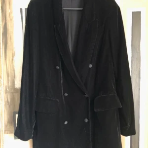 Svart sammets kavaj sammetskavaj  - En kavaj i från Zara i svart sammet. Strl M