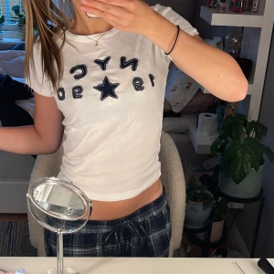 Baby tee😍😍 - Säljer denna t-shirt då den inte kommer till användning🥰 använd max 2ggr