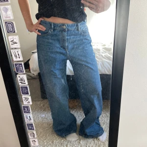Oanvända baggy jeans .  - Sjukt snygga jeans från Esprit som tyvärr inte är helt min stil. Helt oanvända så de är som nya. Passar bra på mig som är 171 och har storlek M, något längre i benen.💗