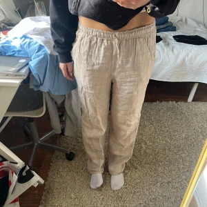 Linnebyxor från designbysi  - Beigea linnebyxor från designbysi som inte kommer till användning längre💘 supersköna på och endast använda fåtal gånger! Pris kan diskuteras😽🤗🙌