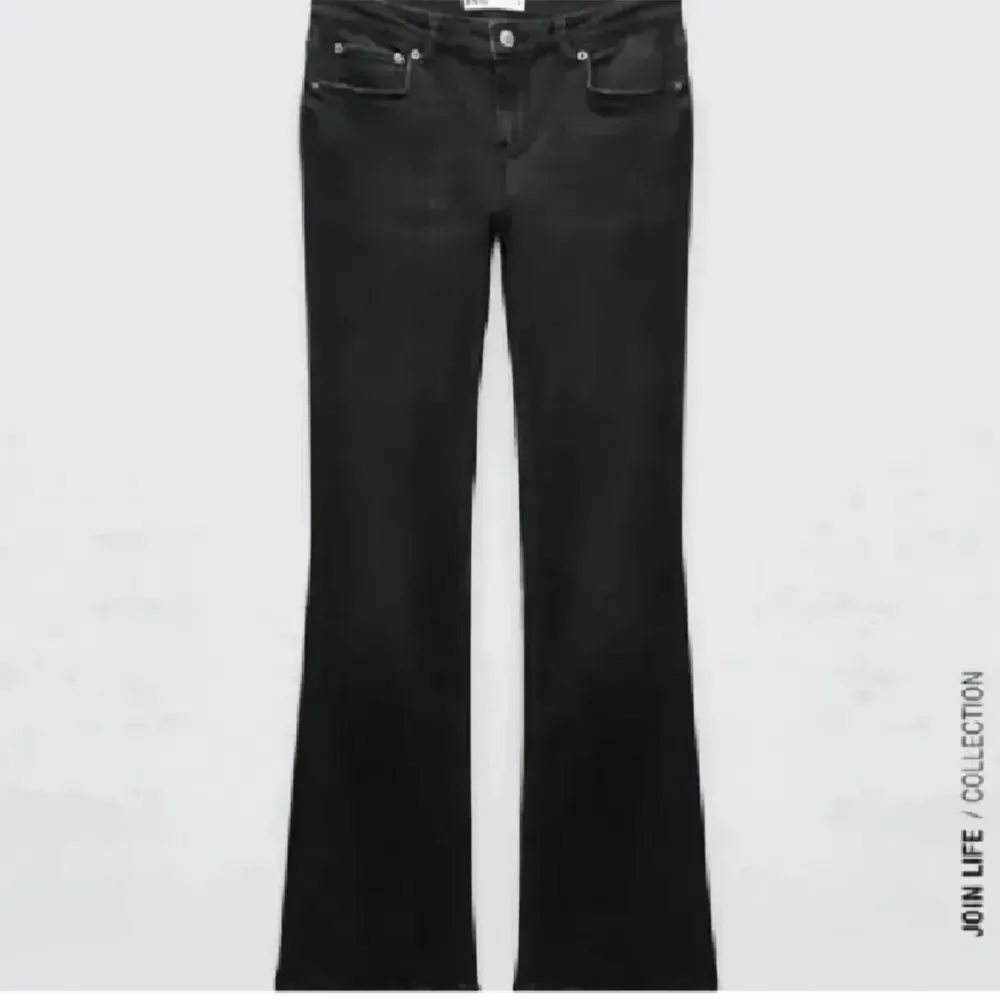 Snygga svarta jeans från zara som är populära och ej säljs längre. Storlek 34 och lowwaist 💕 skriv för frågor . Farkut & Housut.