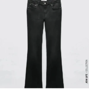Zara svarta jeans  - Snygga svarta jeans från zara som är populära och ej säljs längre. Storlek 34 och lowwaist 💕 skriv för frågor 