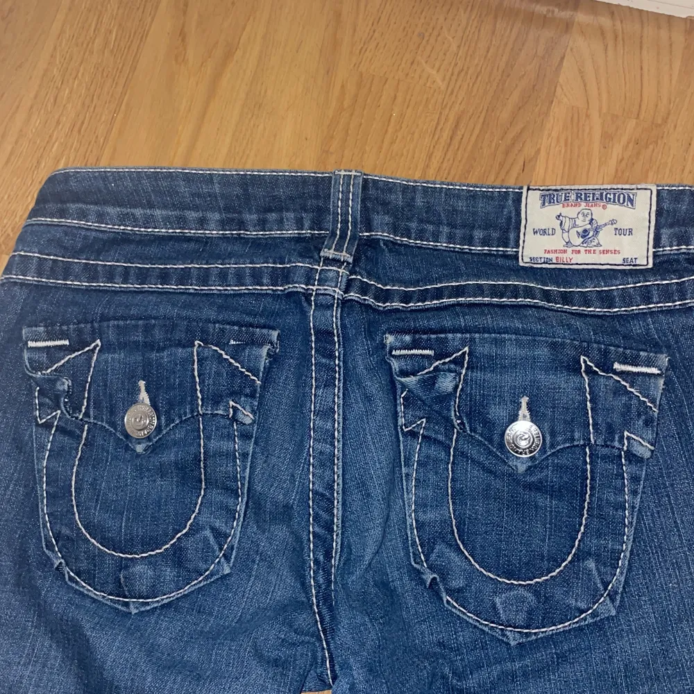 Äkta true religion jeans, använda  inte alls mycket, storlek 28 men kan passa till er som har 27/29 också! Säljer för jag köpte fel storlek. ⚠️TRYCK INTE PÅ KÖP DIREKT KOM PRIVAT FÖRST TRYCKER PÅ KÖP DIREKT E DET DITT EGNA FEL! ⚠️ Och DU BETALAR FRAKT🚨. Jeans & Byxor.