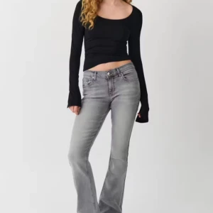 Bootcut jeans - Ett år jättefina ge jeans från Gina. Köpte för 500 säljer för halva priset! Nästan helt slutsålda.