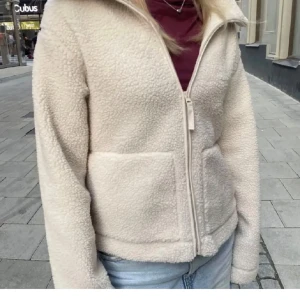 Teddy jacka - Super fin Teddy kavaj från hm!! Säljer den då jag har en liknande! Använd fåtal gånger men pris går att diskuteras 💋💋