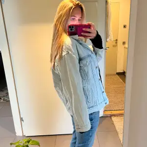 Cool oversized jeansjacka! Väldigt efterrraktad