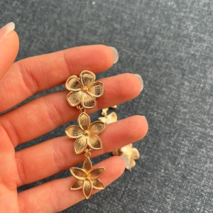 Guldörhängen <3 - Såså fina guldörhängen 🫶🏻 aldrig använda, så i nyskick! I rostfritt stål❤️ använd gärna köp nu!