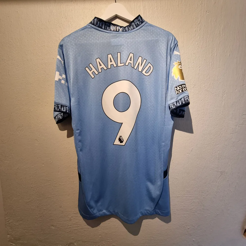 Manchester Citys Hemmatröja i storlek XL med det är Slimfit så skulle säga att det är Medium till Large. Helt ny och oanvänd. Sportswear.