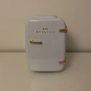 Mini kyl - Denna fina mini kylen får jag tyvärr ingen användning för. Kostar 500 kr ny. Allt finns med som man fick den. ❤️Inget spår av användning. Man kan  ha skin care och dryck i den. 
