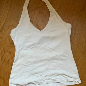 Linne - Vitt jättegulligt halterneck linne