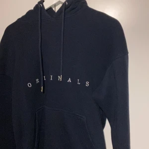 Marinblå hoodie  - Marinblå hoodie från Jack&Jones, bra kvalitet 