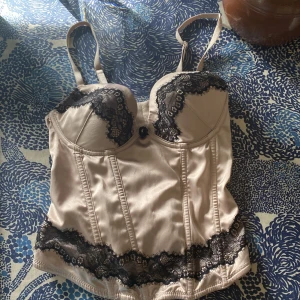 Korsett - Korsett med spets från hm