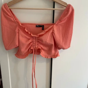 Rosa blus  - Kort rosa blus med knyte, Aldrig använd, Storlek 34