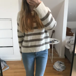 Stickad randig tröja - En mysig stickad tröja💗 Värmer jätte bra och bara använd ett par gånger! Som ny.