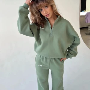 Venderbys mjukisset - Grönt slutsålt set från Venderbys i storlek XS/S. Orginalpris 1400kr  Delarna såldes separat men jag säljer endast som ett set.  Kan gå ner i pris vid snabbaffär. PM gärna för fler bilder!🥰