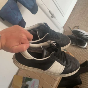 Valentino Flycrews - Säljer mina fräscha Valentino Flycrews, storlek 41 men passar 42/43. Kan gå ner i pris vid snabb affär! Skriv vid frågor⛈️⚡️