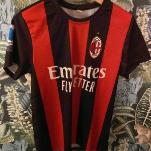 AC Milan fotbollströja med Ibrahimović 11 - Säljer en AC Milan fotbollströja med Ibrahimovićs namn och nummer 11 på ryggen. Serie A-märket på ärmen. Storlek: S