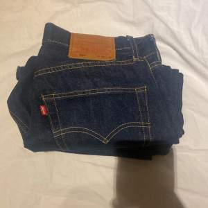 Tjaaa!!!😄😄Säljer mina helt nya lewis jeans, har haft på mif dem 1 gång och slängt kvitto 9,9/10 skick. 501 lewis som är straight fit. 30 i bredd och 32 i längd. Priset går att sänkas. Nytt pris vid 1100