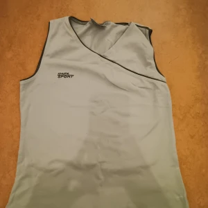 Coolt linne -  Coolt grått linne perfekt för dig med sportig street style. Har lite färg runt halsen men är annars i toppskick! *köparen står för frakt!