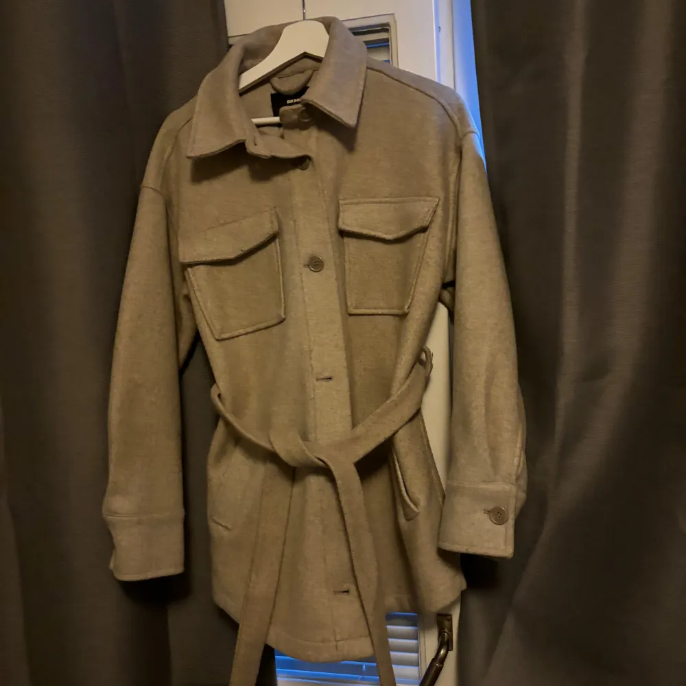 Beige kappa från bikbok, använd ett fåtal gånger . Är i väldigt fint skick. För mer bilder är det bara att skriva . Pris kan diskuteras . Takit.