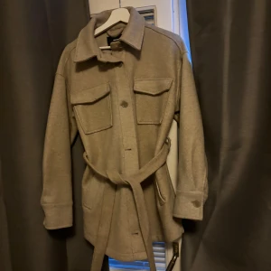 Kappa - Beige kappa från bikbok, använd ett fåtal gånger . Är i väldigt fint skick. För mer bilder är det bara att skriva . Pris kan diskuteras 