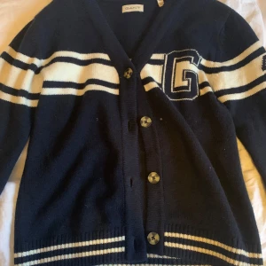 Kofta från Gant - Säljer en super fin kofta från Gant!! Är perfekt att ha till hösten🤍🍂är lite overzise!!🤩