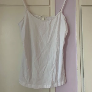 Vitt linne - I fint skick!  Hm basic.