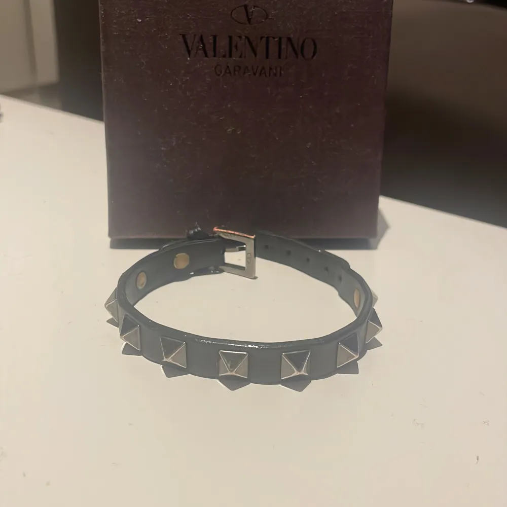 Hej! Säljer nu ett riktigt snyggt Valentino armband i bra skick! | Lite slitet vid spännen men inget som märks eller syns när det är på! | Svart med silvriga nitar! Skriv vid frågor!. Accessoarer.